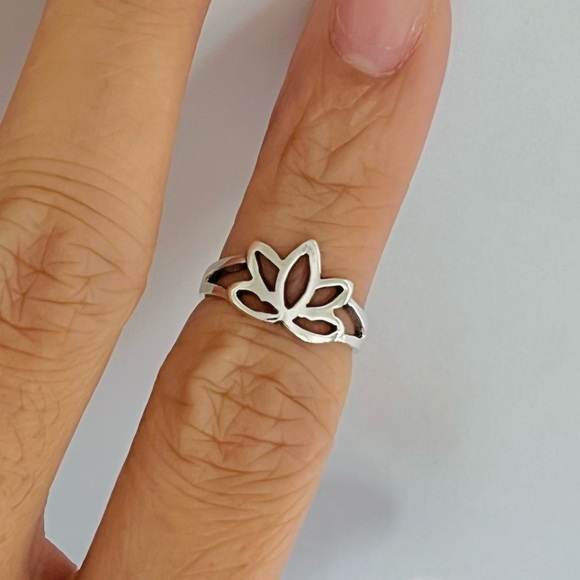 Sterling silver lotus toe ring, lotus midi ring, silver lotus ring, lotus ring - Picture 6 of 7